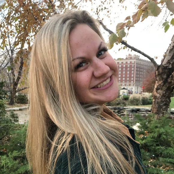 Profile Picture of Annie Wiacek (@awiacek22) on Poshmark