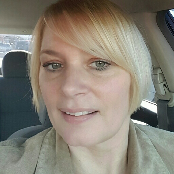 Profile Photo of Cynthia Duprey (@ceduprey) on Poshmark