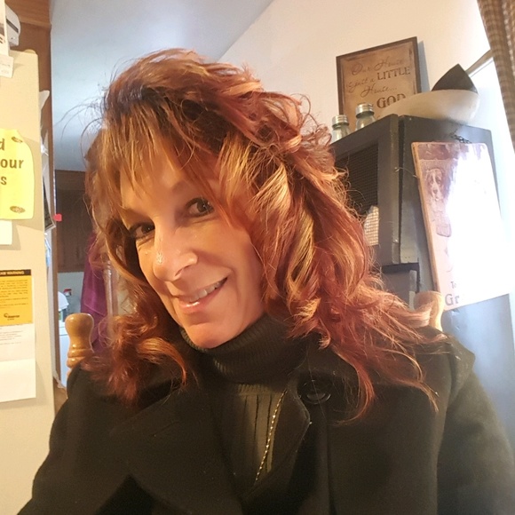 Profile Picture of Sherry Schultz (@schultzy54) on Poshmark