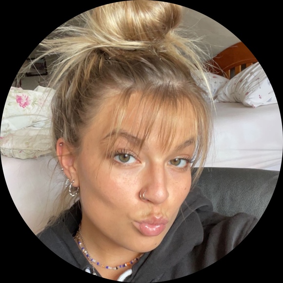 Profile Picture of Ava Gnibus (@avagnibus) on Poshmark