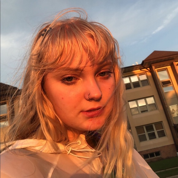 Profile Picture of Esa Dederich (@esa_bellaa) on Poshmark