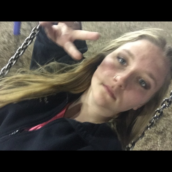 Profile Picture of Mikayla Kneen (@mikaylakneen) on Poshmark