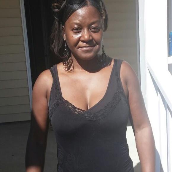 Profile Picture of Barbara Calhoun (@barbaracalhoun) on Poshmark