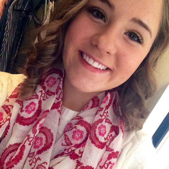 Profile Picture of Mich Levendis (@mlevendis) on Poshmark