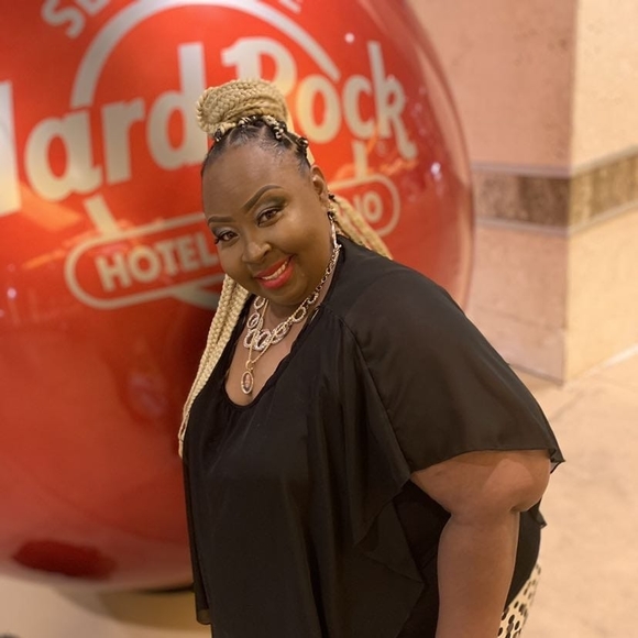 Profile Picture of Takethia Barthell (@kebarthell) on Poshmark