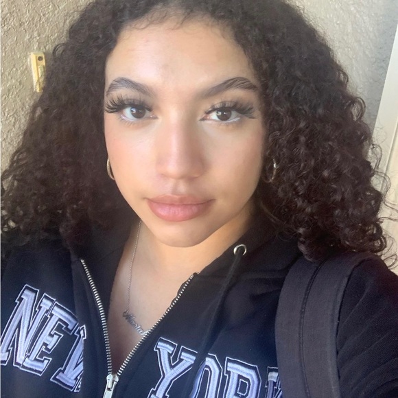 Profile Picture of Mariah Fonseca (@mariahfonsec370) on Poshmark