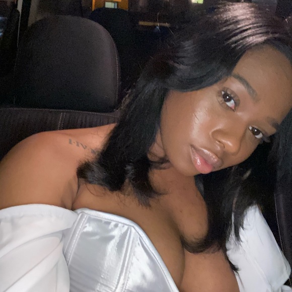 Profile Picture of Sabriel Levroney (@sabriellevroney) on Poshmark