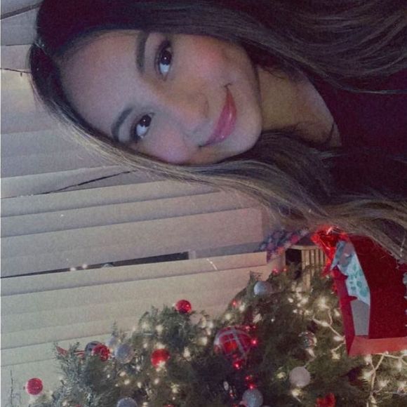 Profile Picture of Paula Solorio (@soloriopaola48) on Poshmark