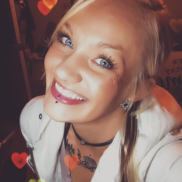 Profile Picture of Wendy Mecum (@wendymecun) on Poshmark