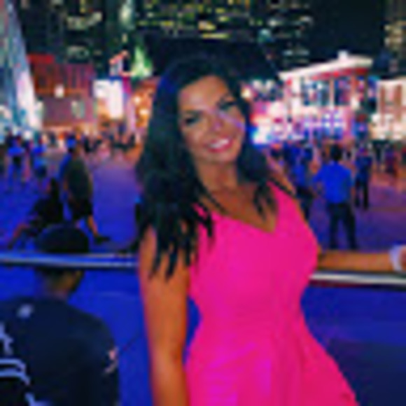 Profile Picture of Chloe Jarvis (@chloegjarvis) on Poshmark