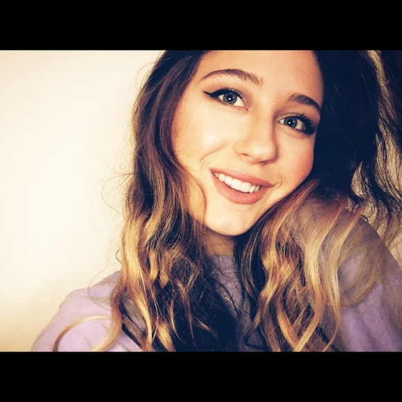 Profile Picture of Breanna Bunzel (@breannabunzel) on Poshmark