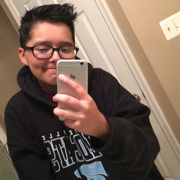 Profile Picture of Mikey Alves (@mikeysquip) on Poshmark