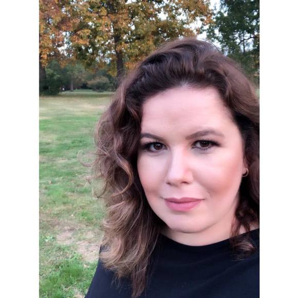 Profile Picture of Carolina Ichiyama (@carolinaich) on Poshmark