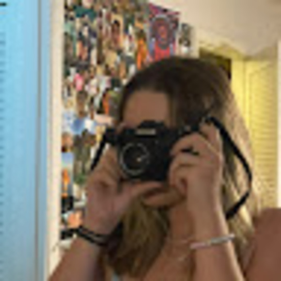 Profile Picture of Lily Klugman (@lilyklugman) on Poshmark