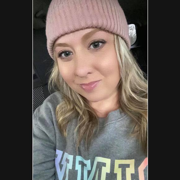 Profile Picture of April Byron (@aprillynette82) on Poshmark
