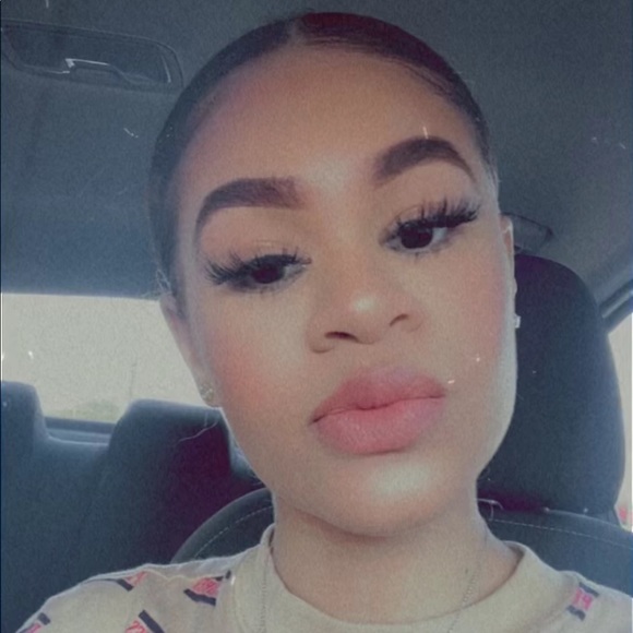 Profile Picture of Adriana Hernandez (@adriana_h1214) on Poshmark