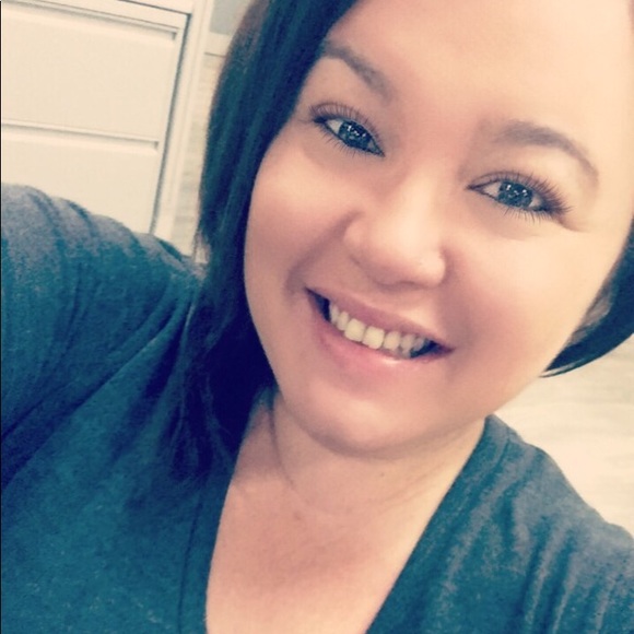 Profile Picture of Christina Mavila (@_cheena_) on Poshmark