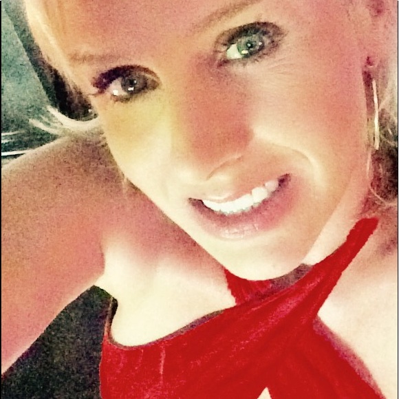 Profile Picture of April Hayes (@aprilhayes747) on Poshmark