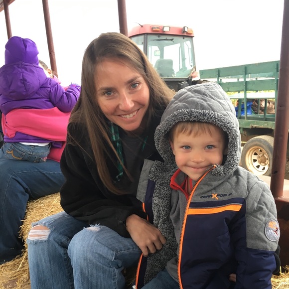 Profile Picture of Stephanie Burnett (@cottey) on Poshmark