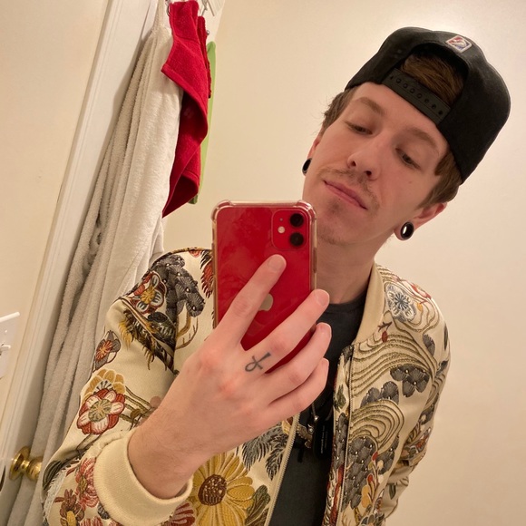 Profile Picture of Peter Clinton (@peterclinton) on Poshmark