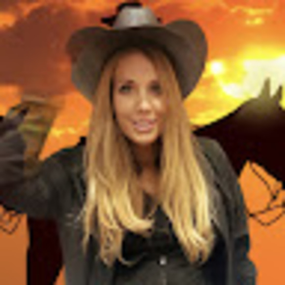 Profile Picture of Lisa marie Canonica (@lcanonica) on Poshmark