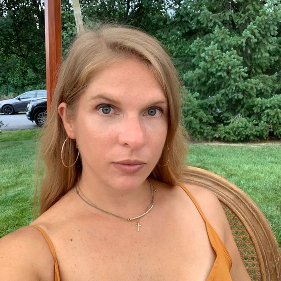 Profile Picture of Emily Andrews (@emilycandrews) on Poshmark