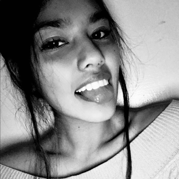 Profile Picture of Yazmin Rivera (@yazzmin_rivera) on Poshmark