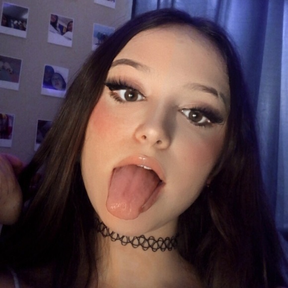 Profile Picture of Andrea Quintero (@andreaaq_) on Poshmark