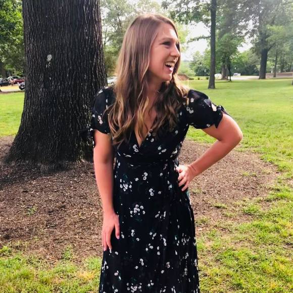 Profile Picture of Lisa Argo (@lisaarrggg) on Poshmark