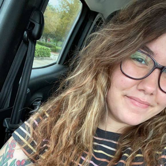 Profile Picture of Zoe Lugo (@zoelugo1221) on Poshmark