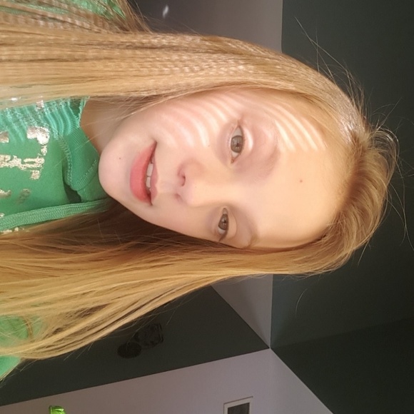 Profile Picture of Nicolette Dearstyne (@nikki_dearstyne) on Poshmark