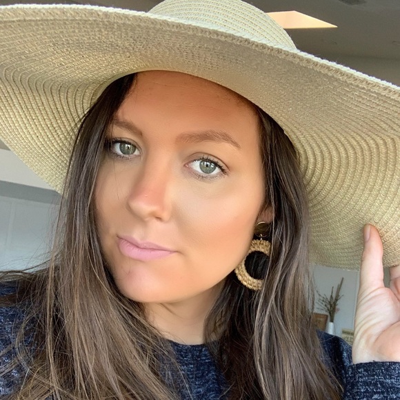 Profile Picture of Caitlin Schaffstall (@oxfordlane) on Poshmark