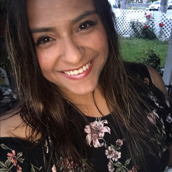 Profile Picture of Lidia Lopez (@lidlopez09) on Poshmark