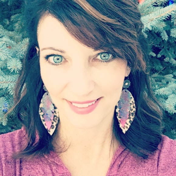 Profile Picture of Leah Bauman (@leahbauman) on Poshmark