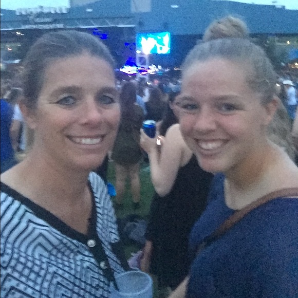 Profile Picture of Mindy Meier (@mommindy) on Poshmark