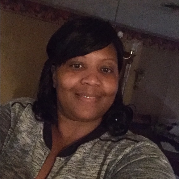 Profile Picture of Essie Long (@elong1969) on Poshmark