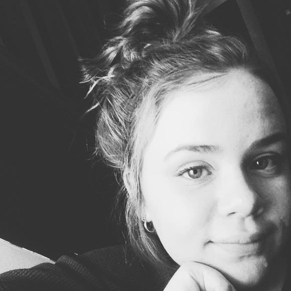 Profile Picture of Katherine Trombetta (@katherinet422) on Poshmark