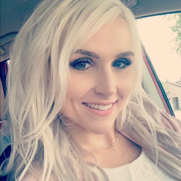 Alyssa Entzi - Poshmark Profile Picture of Alyssa Entzi (@aentzi) on Poshmark