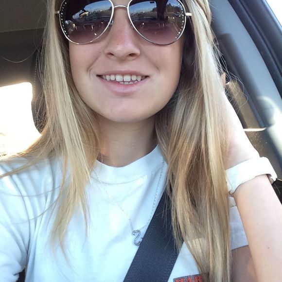 Profile Picture of Hannah Tobben (@htobben) on Poshmark