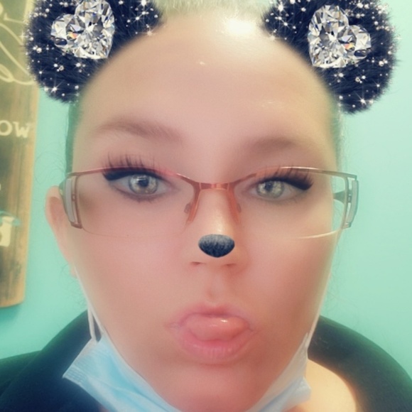 Profile Picture of Jennie Pechia (@jenniepechia83) on Poshmark