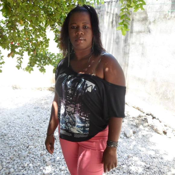 Profile Picture of Guerline Abellard (@guerline_abe) on Poshmark