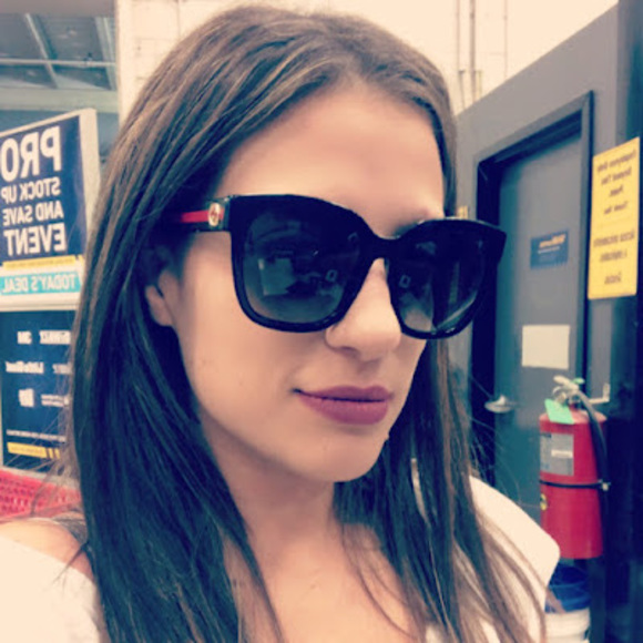 Profile Picture of Elizabeth Keil (@elizabethnkeil) on Poshmark