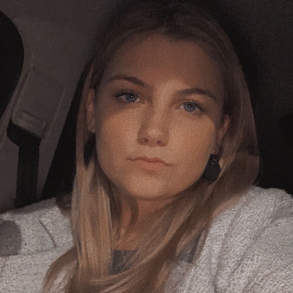 Profile Picture of Ali Mckellips (@alisonmckellips) on Poshmark