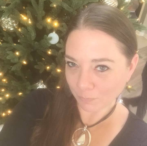 Profile Picture of Amy Bishop (@amybishop887) on Poshmark