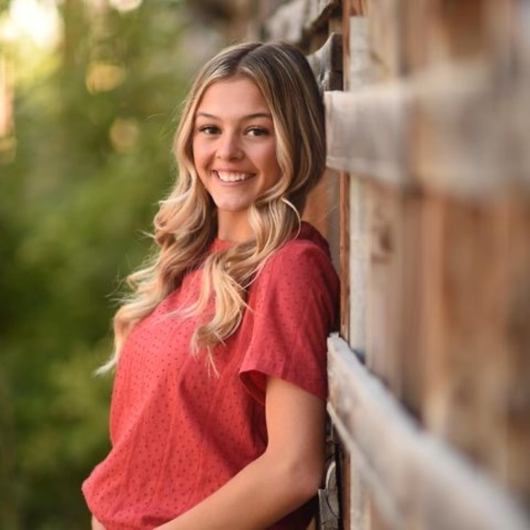 Profile Picture of Kelsey Callister (@kelseycallister) on Poshmark