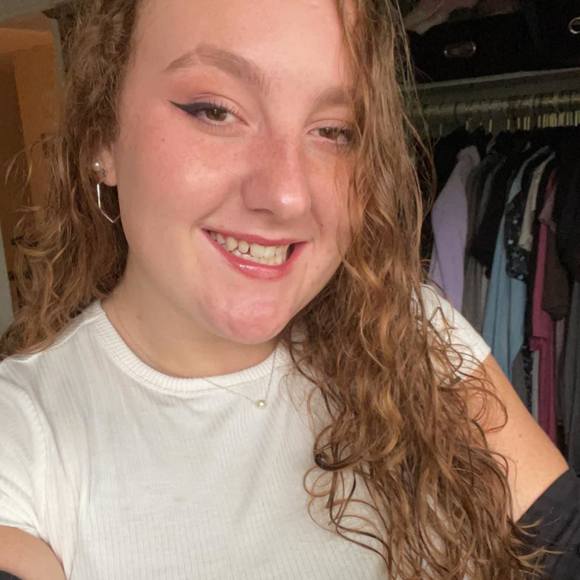 Profile Picture of Hana Laramie (@hanalaramie) on Poshmark