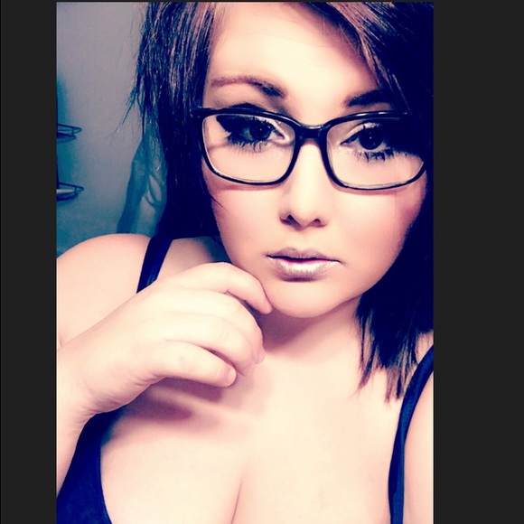 Profile Picture of Tia Transue (@tiaa_kayy) on Poshmark