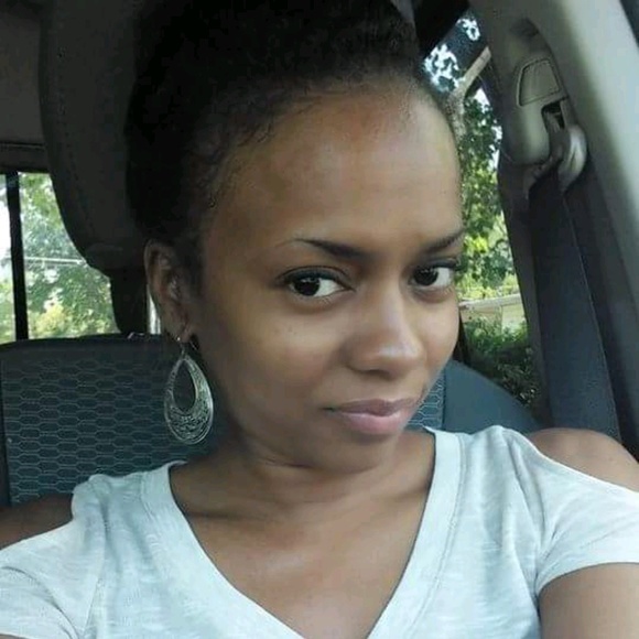 Profile Picture of Jameshia Nixon (@jamieenori) on Poshmark