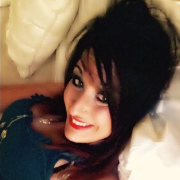 Profile Picture of Danielle Sturgeon (@danielle5457) on Poshmark