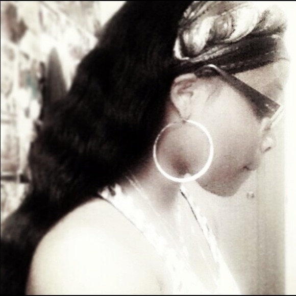 Profile Picture of Rachelle Constantz (@fash_inclined) on Poshmark